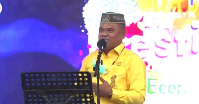 Ketua DPRD Pohuwato, Nasir Giasi saat memberikan sambutan pada acara Festival Pesona Pantai Pohon Cinta (FP3C), (Foto : Istimewa))