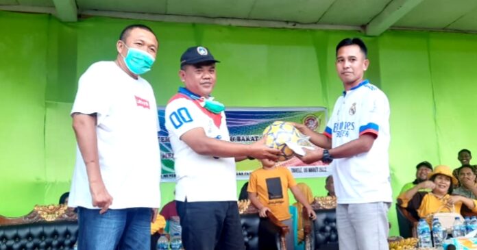 Ketua Askab PSSI Pohuwato, Nasir Giasi didampingi Hendrik Abubakar menyerahkan Bonus kepada panitia Turnamen Karang Taruna Cup Sepakbola Popayato Timur. (Foto : Istimewa)