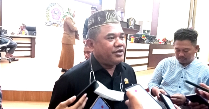 Ketua DPRD Pohuwato, Nasir Giasi saat diwawancarai awak media. (Foto : San)