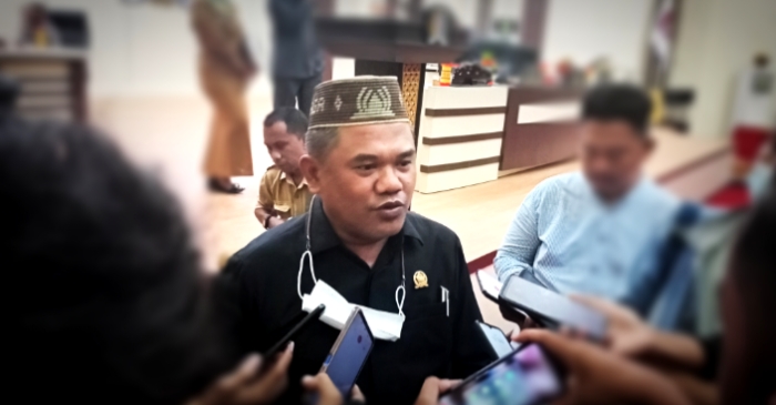 Ketua DPRD Pohuwato, Nasir Giasi saat diwawancarai awak media (Foto : San)
