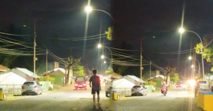Tampak lampu penerang jalan umum (JPU) di Kecamatan Duhiadaa, Pohuwato sudah menyala. (Foto : Istimewa)