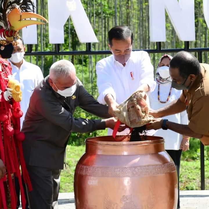 Di Titik Nol Kilometer IKN, Presiden Satukan Tanah dan Air Nusantara