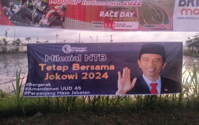 Jelang MotoGP, Spanduk Tetap Bersama Jokowi 2024 Bertebaran Dikawasan Sirkuit Mandalika