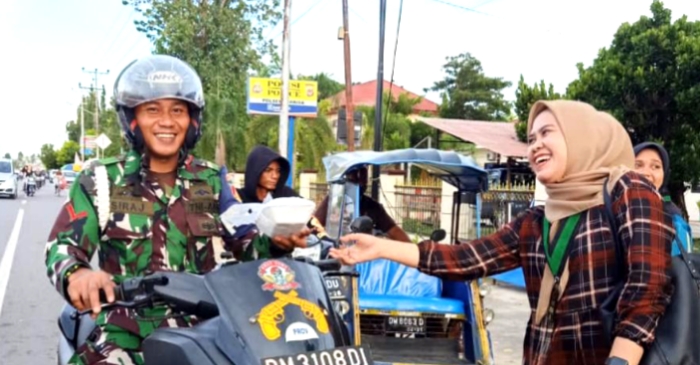 Berkah Ramadhan, HMI Pohuwato Berbagi Takzil Bagi Pengguna Jalan Trans Marisa