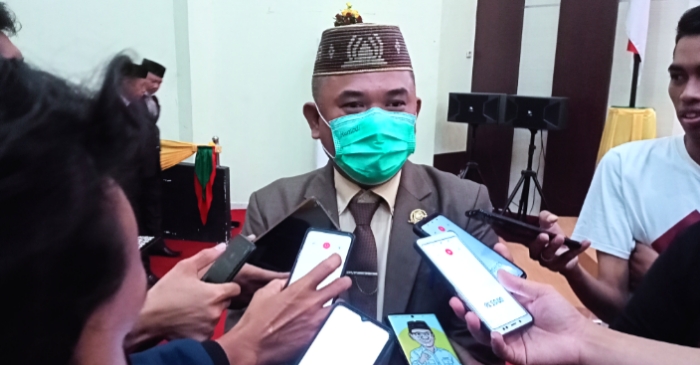 Ketua DPRD Pohuwato, Nasir Giasi saat diwawancarai awak media. (Foto : San)