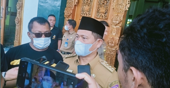 Penjabat Gubernur Gorontalo, Hamka Hendra Noer saat diwawancarai awak media. (Foto : San)