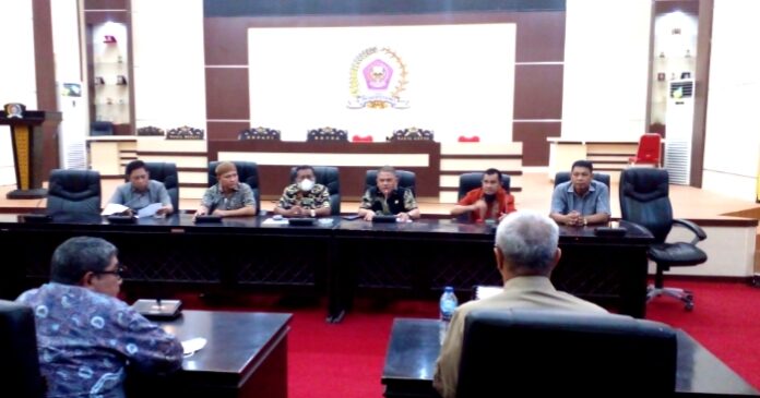 Suasana rapat dengar pendapat (RDP) terkait masalah pertambangan belum lama ini. (Foto : San)