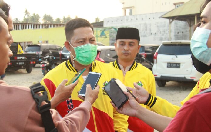 Sekretaris DPD Golkar Pohuwato, Al Amin Uduala saat diwawancarai awak media. (Foto : Istimewa)