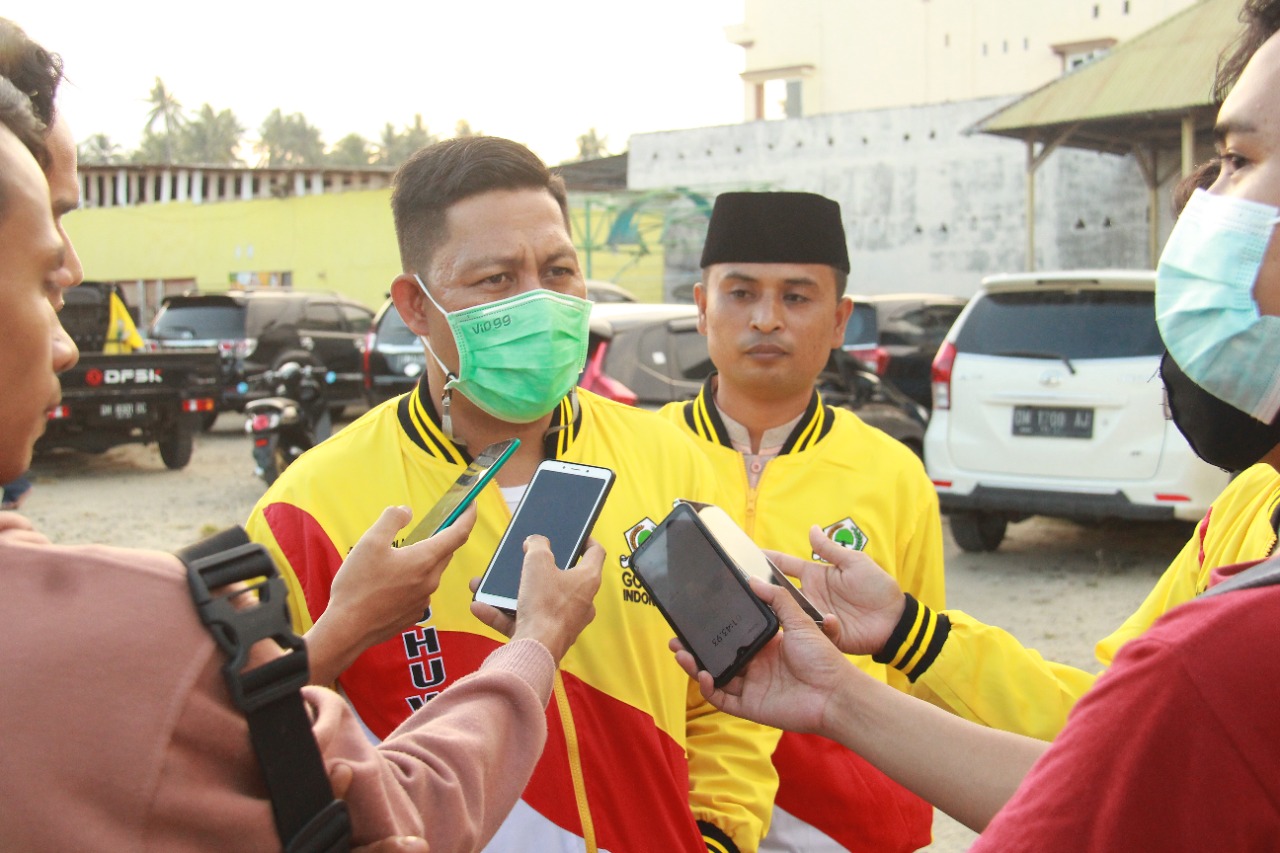 Sekretaris DPD Golkar Pohuwato, Al Amin Uduala saat diwawancarai awak media. (Foto : Istimewa)