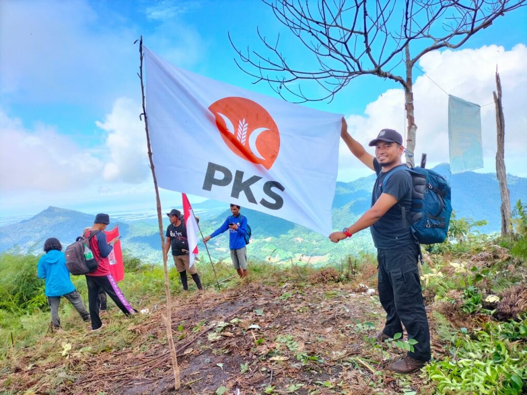 PKS Pohuwato Gelar Upacara HUT RI ke-77 Dipuncak Gunung Bukit Harapan