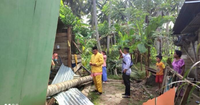 Roboh Tertimpa Pohon Kelapa, Camat Patilanggio Cek Kondisi Rumah Warganya