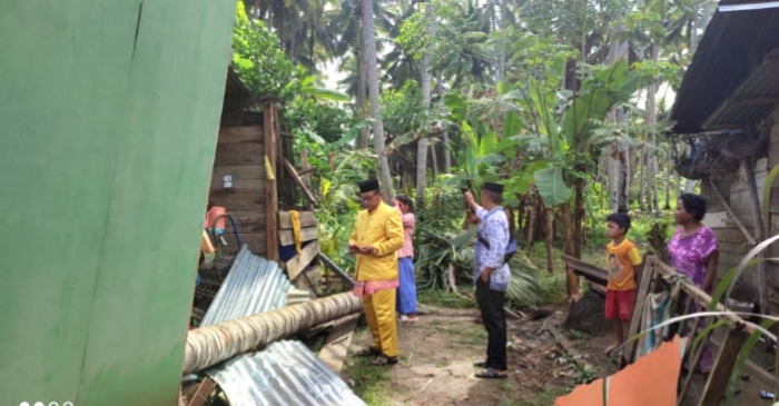 Roboh Tertimpa Pohon Kelapa, Camat Patilanggio Cek Kondisi Rumah Warganya