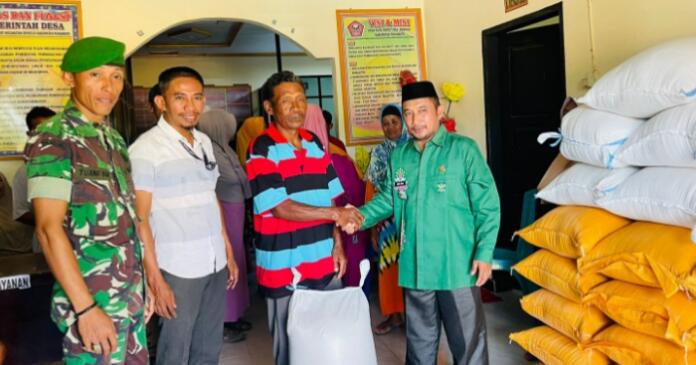 Kades Hutamoputi Kawal Penyerahan Bantuan untuk 40 KK Terdampak Banjir Dengilo dari Penambang