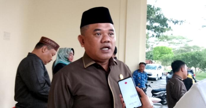 Ketua DPRD Pohuwato, Nasir Giasi saat diwawancarai awak media, Selasa (29/11/2022) (Foto : San)