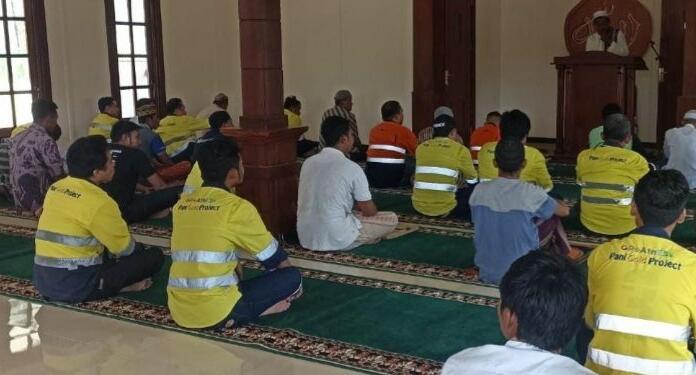 Mengaku Bangga, Karyawan Ramaikan Masjid Dibangun PT PETS
