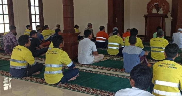 Mengaku Bangga, Karyawan Ramaikan Masjid Dibangun PT PETS