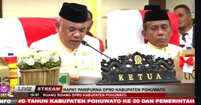 Tampak Ketua DPRD Pohuwato, Nasir Giasi saat membacakan Pidato Pembukaan saat pimpin Sidang Paripurna Istimewa dalam rangka HUT ke-20 Pohuwato, (Foto : Portal Parlemen Panua)