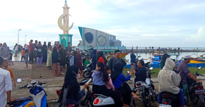 Tampak ratusan warga memadati pelataran Masjid Nurul Bahri Pantai Pohon Cinta Marisa, Kabupaten Pohuwato diawal Ramadhan 1444 Hijriah. (Foto : Istimewa)