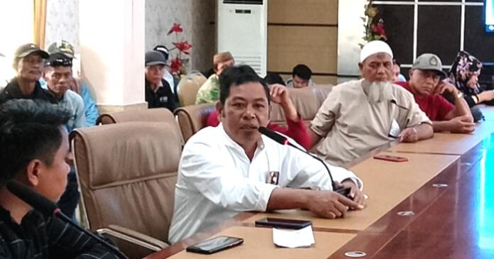 Limonu Hippy saat memberikan penjelasan pasal audiensi penambang bersama Pemda dan DPRD Pohuwato, (Foto : San)