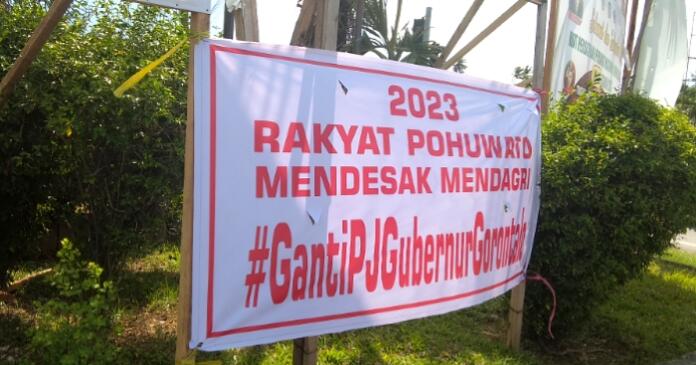 Wow! Beredar Spanduk Bertuliskan Desak Mendagri #GantiPJGubernurGorontalo