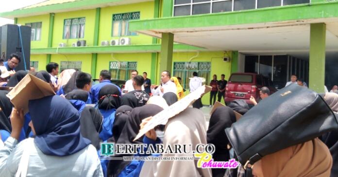 Rektor Universitas Pohuwato, Jorry Karim saat menerima aksi unjuk rasa puluhan mahasiswa FKIP. (Foto : San)