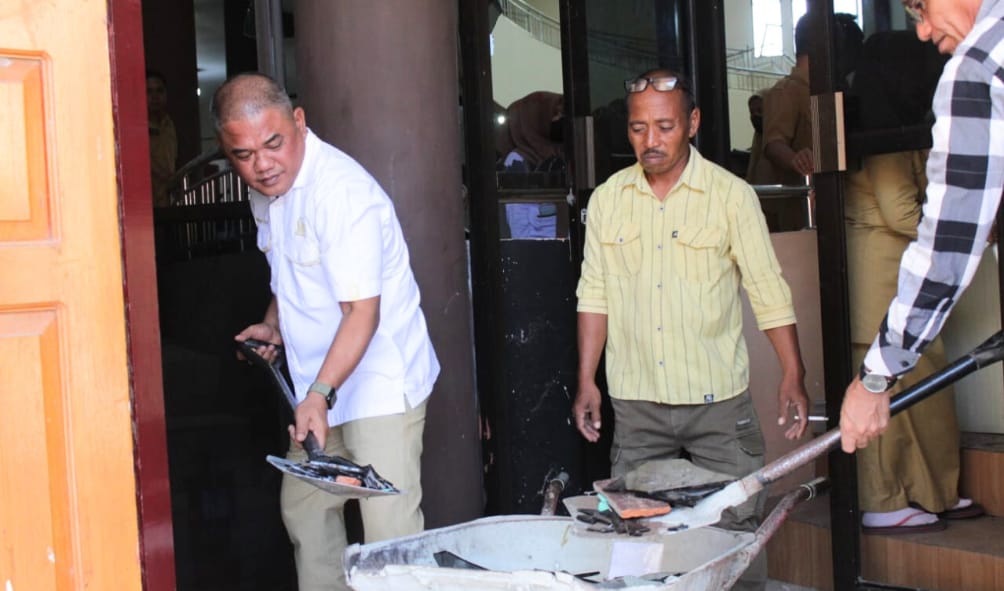 Dipimpin Nasir Giasi, Anggota DPRD Bulan Bersihkan Kantor DPRD Pasca Kericuhan 