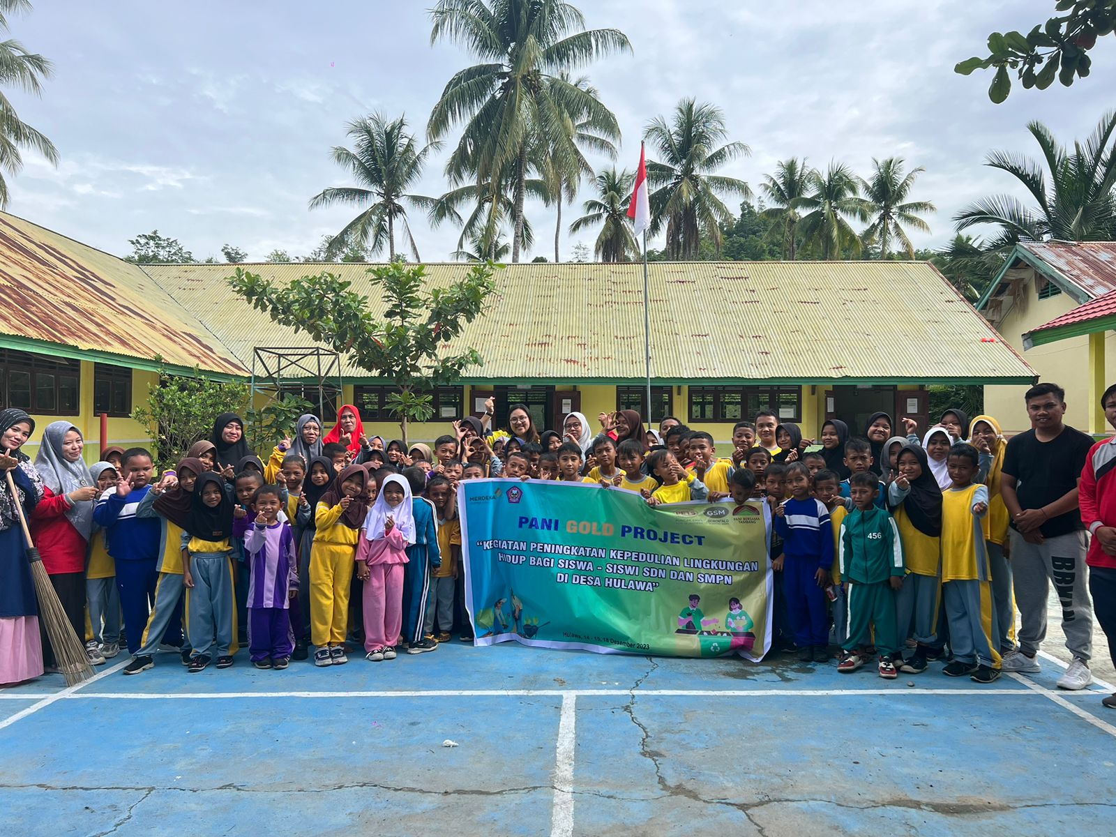 Pani Gold Project Gandeng Siswa-Siswi Bersihkan Lingkungan Sekolah 