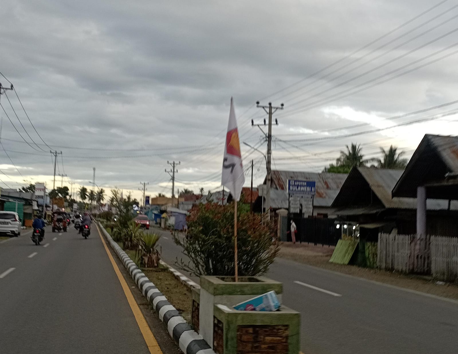 Bendera Parpol Marak di Median Jalan, Bawaslu Pohuwato Bakal Bertindak