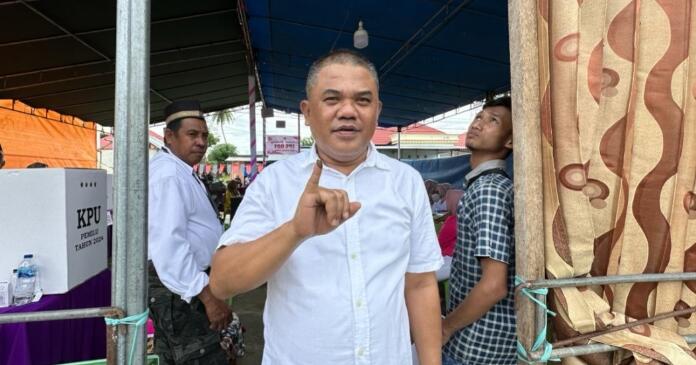 Ketua DPRD Nasir Giasi Mencoblos di TPS 1 Desa Marisa Utara Kecamatan Marisa