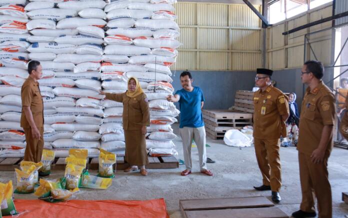 Jelang Ramadhan 1445 H, Wabup Suharsi Tinjau Ketersediaan Stok Beras di Gudang Bulog Marisa