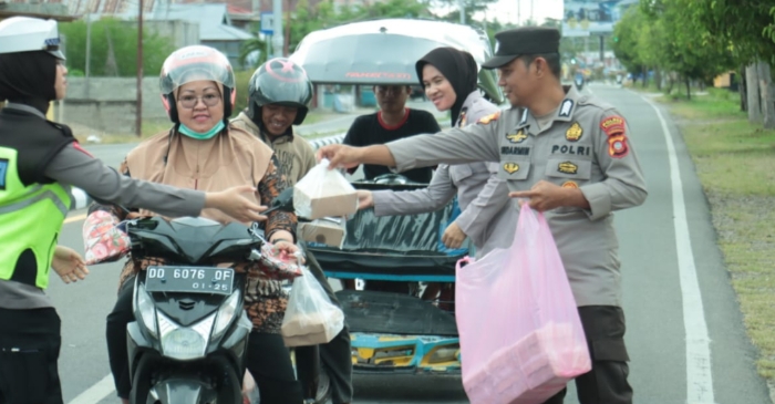 Polres Bagikan Takjil Buka Puasa, Kapolres Pohuwato : Ini Wujud Kepedulian Polri