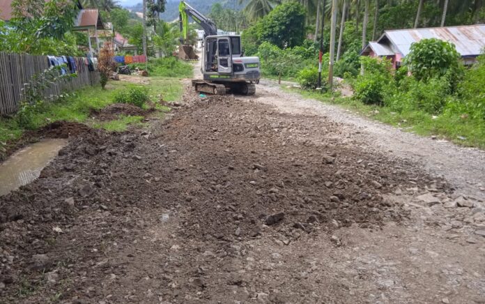 Penambang Rakyat Bantu Perbaiki Jalan Rusak di Desa Hulawa
