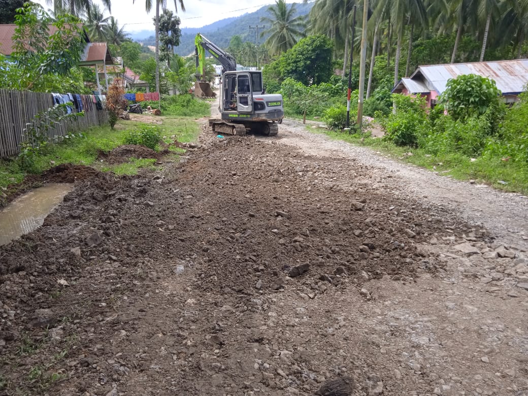 Penambang Rakyat Bantu Perbaiki Jalan Rusak di Desa Hulawa Penambang Rakyat Bantu Perbaiki Jalan Rusak di Desa Hulawa