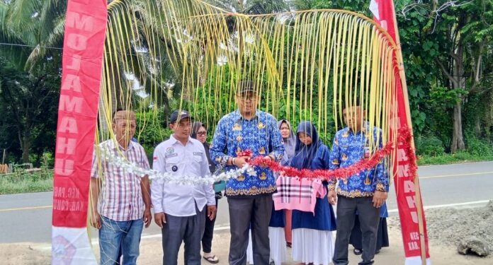 Camat Paguat Ikbal Mbuinga Resmikan Jalan Rabat Beton Desa Molamahu