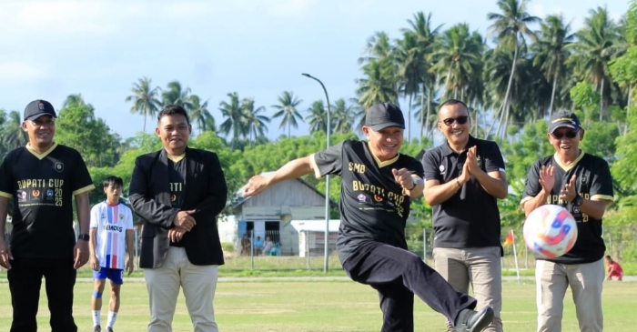 Dikenal Legenda Sepak Bola Pohuwato, Bupati Saipul Buka Turnamen Bupati Cup 2025 Dikenal Legenda Sepak Bola Pohuwato, Bupati Saipul Buka Turnamen Bupati Cup 2025