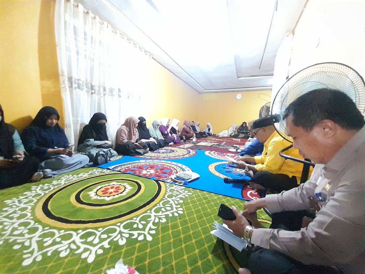 Sekretariat DPRD Pohuwato Gelar Yasinan dan Takziah di Rumah Duka Ibunda Aleg Iwan Abay