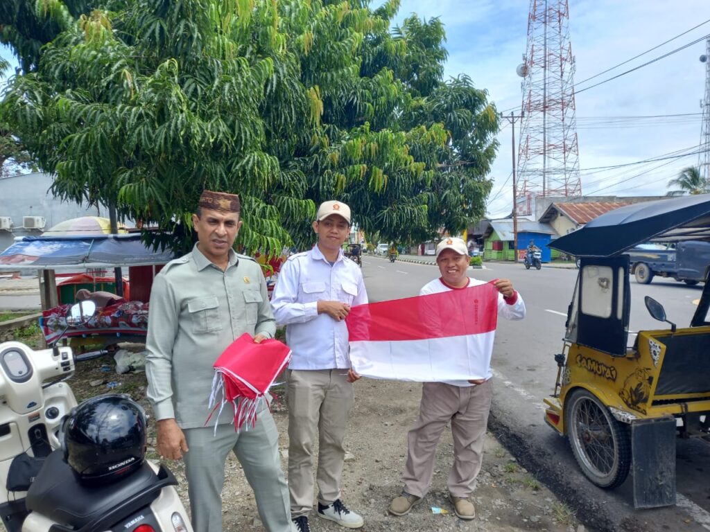 Semarak HUT RI ke-80, Gerindra Pohuwato Bagikan Bendera Merah Putih ke Pelaku UMKM