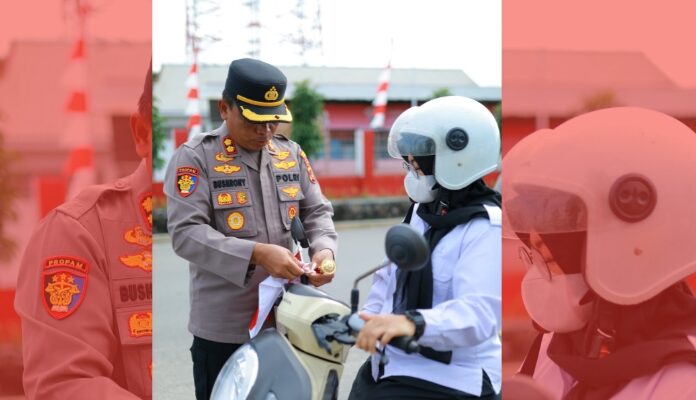 Jelang HUT RI ke-80, Kapolres Pohuwato Bagikan Bendera Merah Putih Kepada Warga