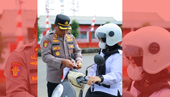 Jelang HUT RI ke-80, Kapolres Pohuwato Bagikan Bendera Merah Putih Kepada Warga