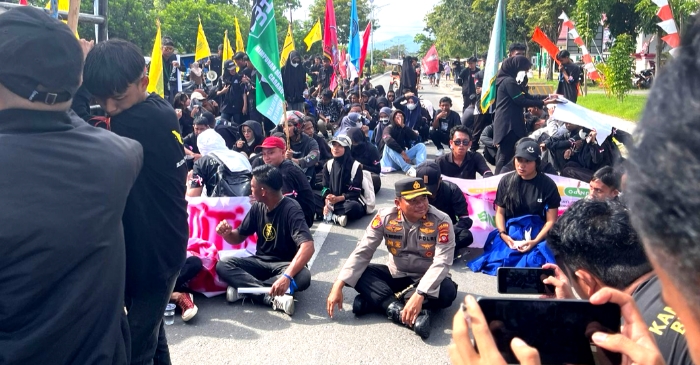 Didemo Aliansi Kelompok Cipayung Plus, Kapolres Pohuwato Pilih Membersamai Ratusan Massa Aksi Didemo Aliansi Kelompok Cipayung Plus, Kapolres Pohuwato Pilih Membersamai Ratusan Massa Aksi