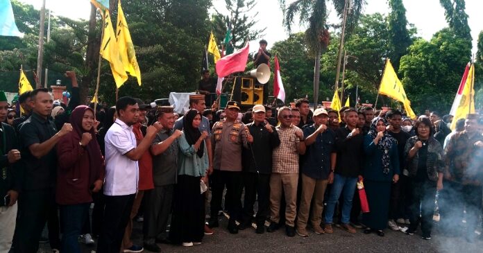 Ketua dan Anggota DPRD Pohuwato Terima Massa Aksi Unjuk Rasa Cipayung Plus