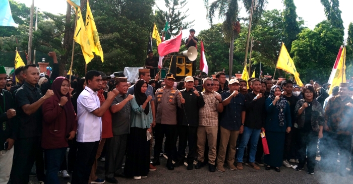 Ketua dan Anggota DPRD Pohuwato Terima Massa Aksi Unjuk Rasa Cipayung Plus Ketua dan Anggota DPRD Pohuwato Terima Massa Aksi Unjuk Rasa Cipayung Plus