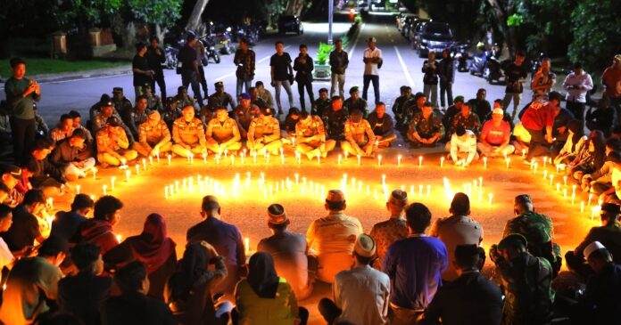 Dari Barat Gorontalo, Forkopimda Pohuwato dan Cipayung Plus Nyalakan Ratusan Lilin dan Gelar Doa Bersama Untuk Almarhum Affan Kurniawan
