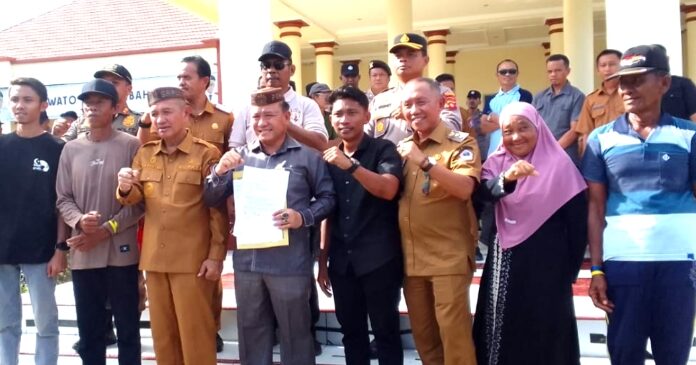 Terima Unjuk Rasa AMBEPEDA, Ketua DPRD Beni Nento Tandatangani Fakta Integritas