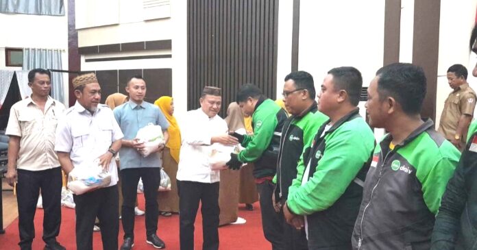 DPRD Pohuwato Bertemu dan Berbagi Paket Sambako ke Pengemudi Ojol