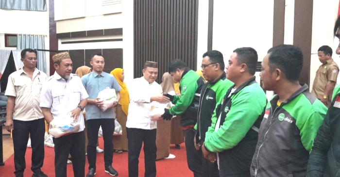 DPRD Pohuwato Bertemu dan Berbagi Paket Sambako ke Pengemudi Ojol