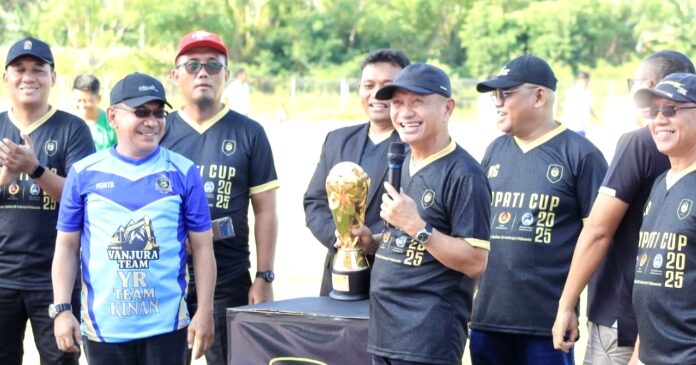 Tampak Bupati, Wabup, Ketua Asprov, Askab PSSI, Ketua Panitia saat membuka Bupati Cup 2025, Senin (28/07/2025 (Foto : Istimewa)