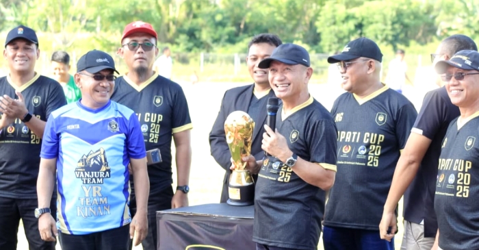 Tampak Bupati, Wabup, Ketua Askab PSSI, Ketua Panitia saat membuka Bupati Cup 2025, Senin (28/07/2025 (Foto : Istimewa)